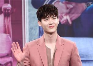 哪个明星代言乐天,共筑美味新篇章